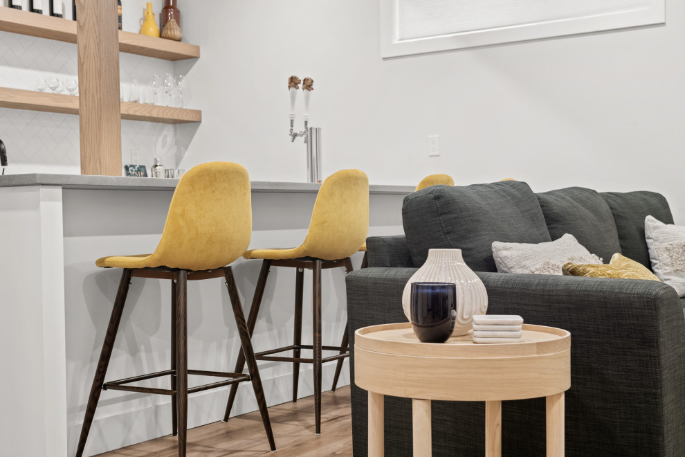 Esempio di un piccolo soggiorno design aperto con angolo bar, pareti grigie, pavimento in vinile, TV a parete e pavimento marrone