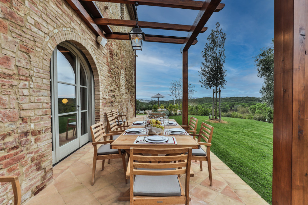 Ispirazione per giardino formale in autunno With pacciame and recinzione in metallo