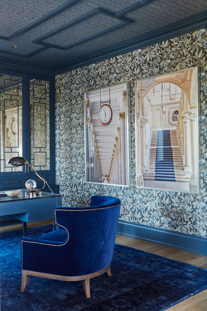 Idée de décoration pour un très grand bureau tradition avec un mur bleu, parquet clair, un bureau indépendant, un sol marron, un plafond à caissons et du papier peint.