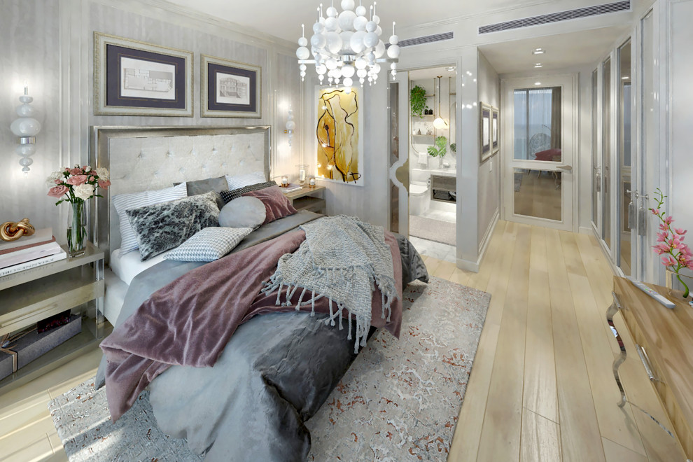 Immagine di una camera degli ospiti tradizionale di medie dimensioni con pareti beige, pavimento in legno massello medio, pavimento beige e carta da parati