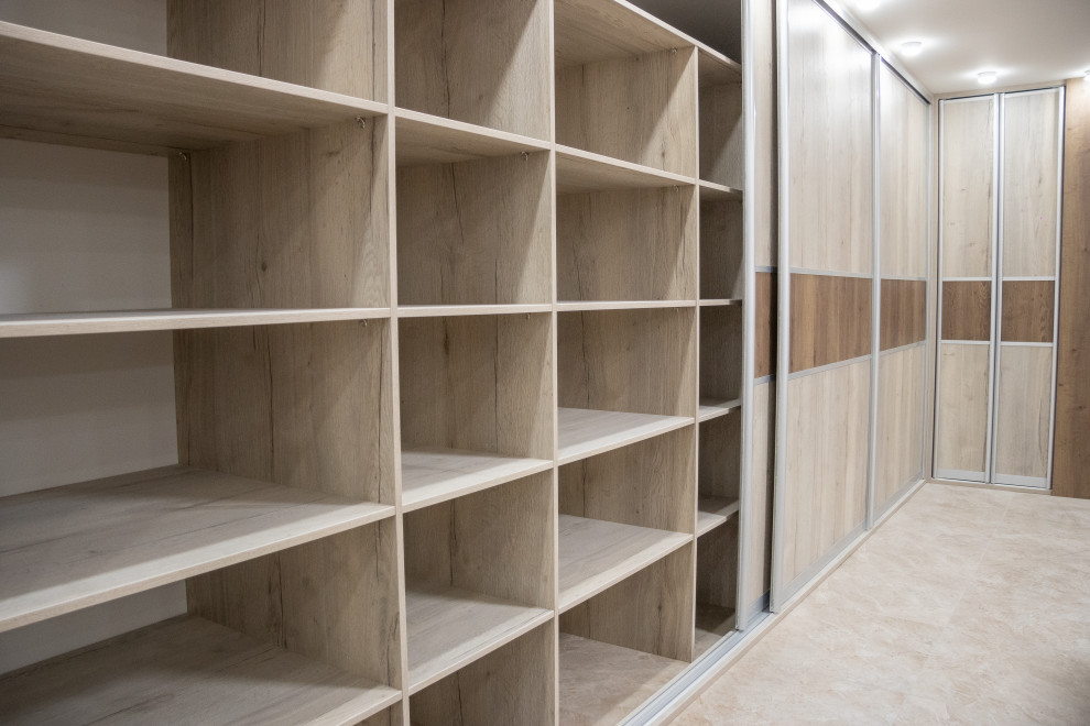 Гардеробная комната на цокольном этаже