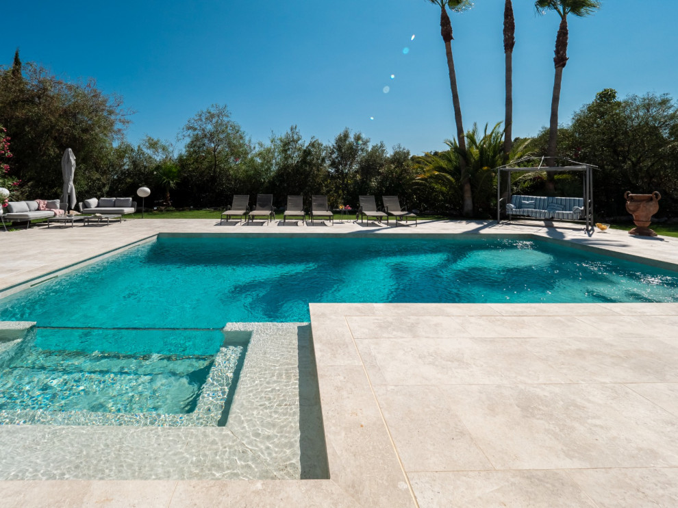 Immagine di una grande piscina monocorsia minimalista personalizzata in cortile con una dépendance a bordo piscina e piastrelle