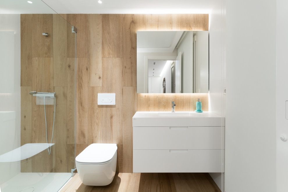 Mid-sized contemporary 3/4 bathroom in Valencia with flat-panel cabinets, white cabinets, a curbless shower, a wall-mount toilet, beige tile, white walls, an integrated sink, beige floor, an open shower, white benchtops, a single vanity and a floating vanity.