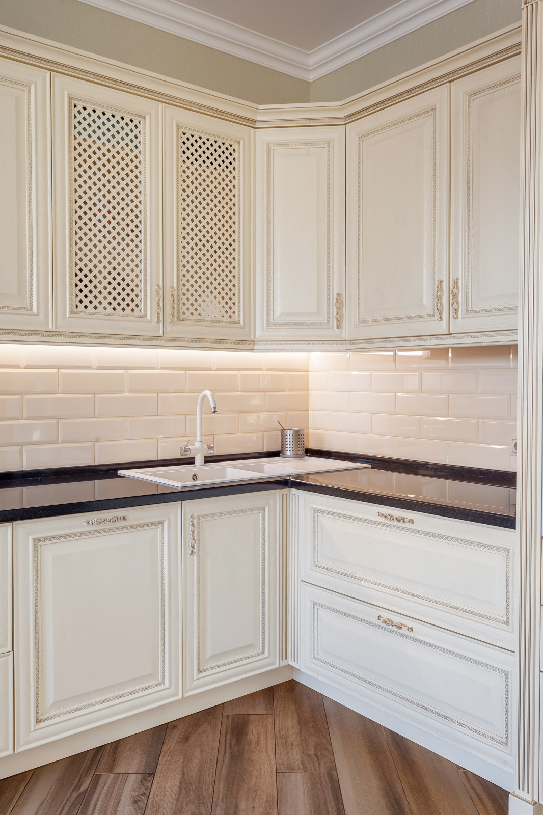 Кухня с порталом в частный дом г. Краснодар и массива ясеня