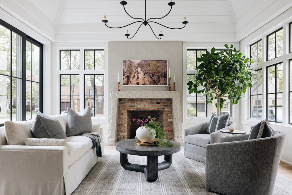 シカゴにあるラグジュアリーな広いトランジショナルスタイルのおしゃれなLDK (白い壁、淡色無垢フローリング、標準型暖炉、レンガの暖炉まわり、テレビなし、茶色い床、塗装板張りの天井) の写真