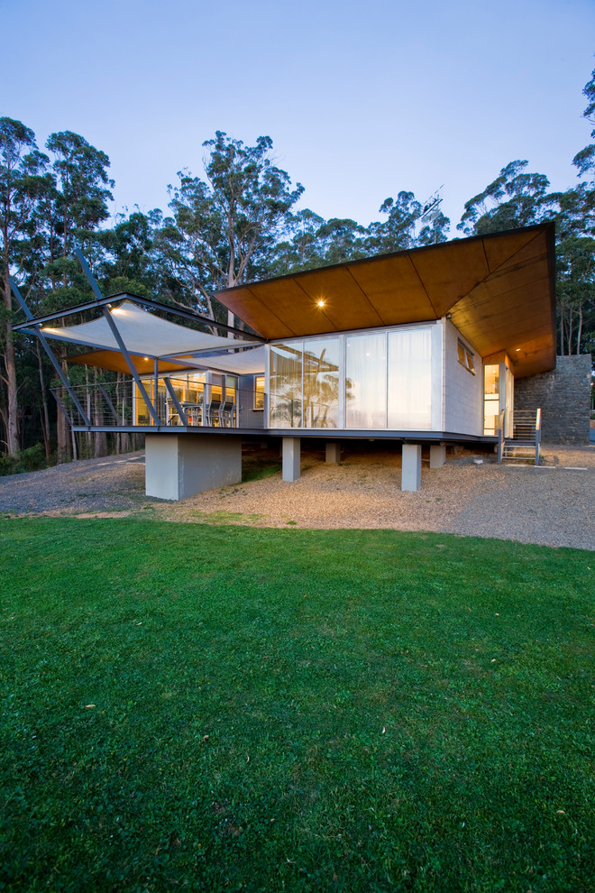 Photo of a contemporary one-storey exterior in Canberra - Queanbeyan.
