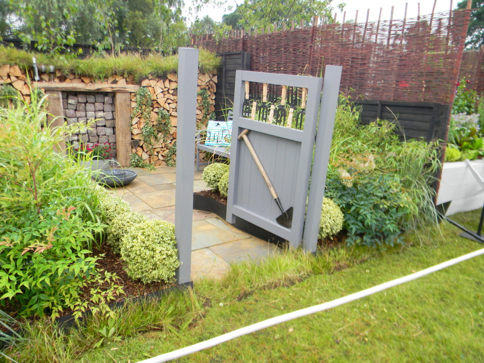 Design ideas for a small eclectic patio in Other.