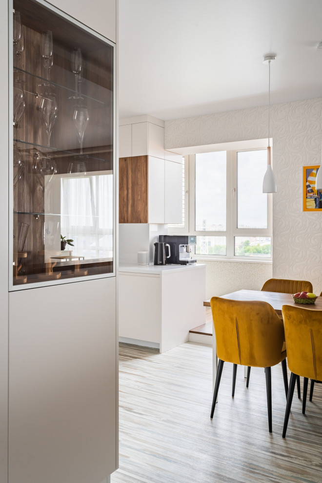 Белая кухня на которой есть газ