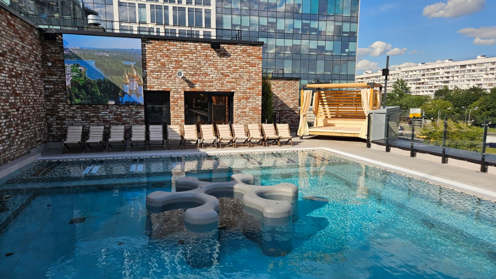 Бассейн на крыше "Грэмм Сити"