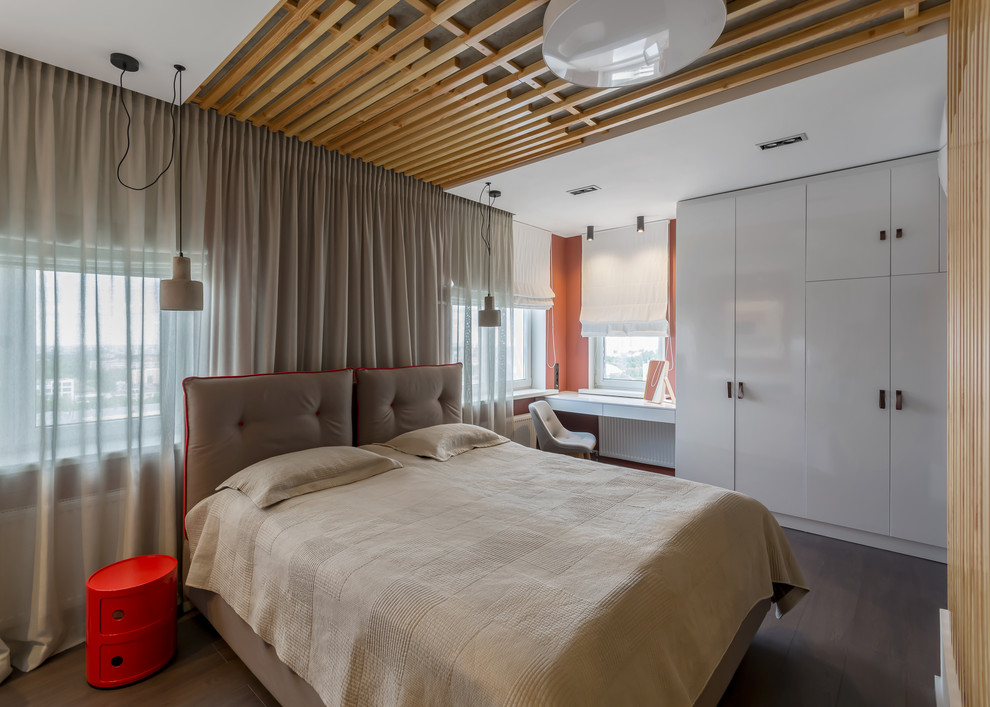 На фото: спальня среднего размера в современном стиле с оранжевыми стенами, темным паркетным полом, коричневым полом и деревянным потолком без камина