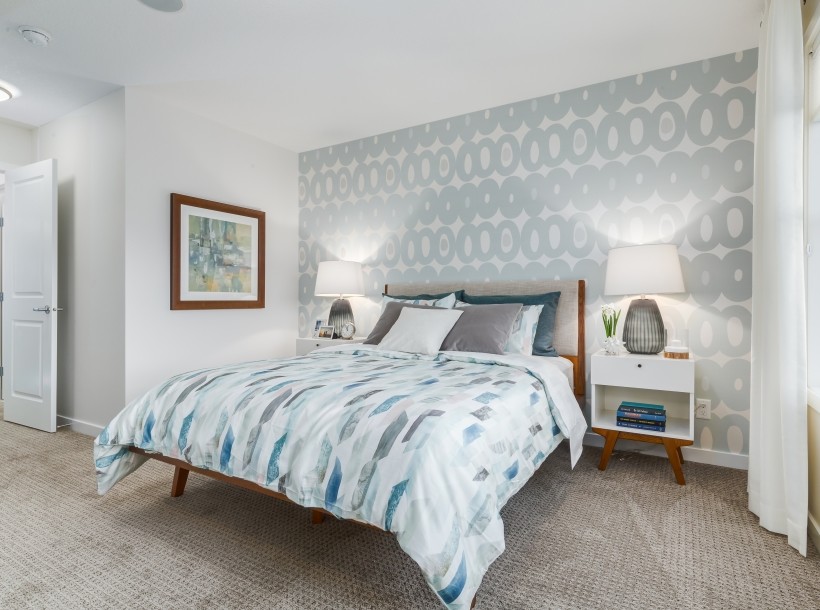 Свежая идея для дизайна: большая хозяйская спальня в современном стиле с серыми стенами, ковровым покрытием и бежевым полом - отличное фото интерьера