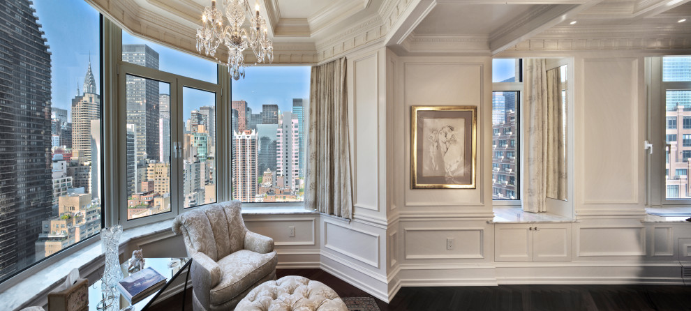 Geräumiges Klassisches Hauptschlafzimmer ohne Kamin mit weißer Wandfarbe, braunem Holzboden, braunem Boden, Kassettendecke und Wandpaneelen in New York