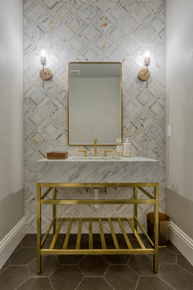 Mittelgroße Moderne Gästetoilette mit freistehendem Waschtisch, grauer Wandfarbe, Marmorboden, Unterbauwaschbecken und schwarzem Boden in Tampa