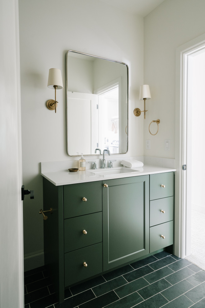 На фото: маленькая ванная комната в стиле неоклассика (современная классика) с фасадами в стиле шейкер, зелеными фасадами, ванной в нише, душем в нише, унитазом-моноблоком, белыми стенами, накладной раковиной, столешницей из искусственного кварца, шторкой для ванной, белой столешницей, тумбой под одну раковину, полом из сланца, черным полом, душевой кабиной и встроенной тумбой для на участке и в саду