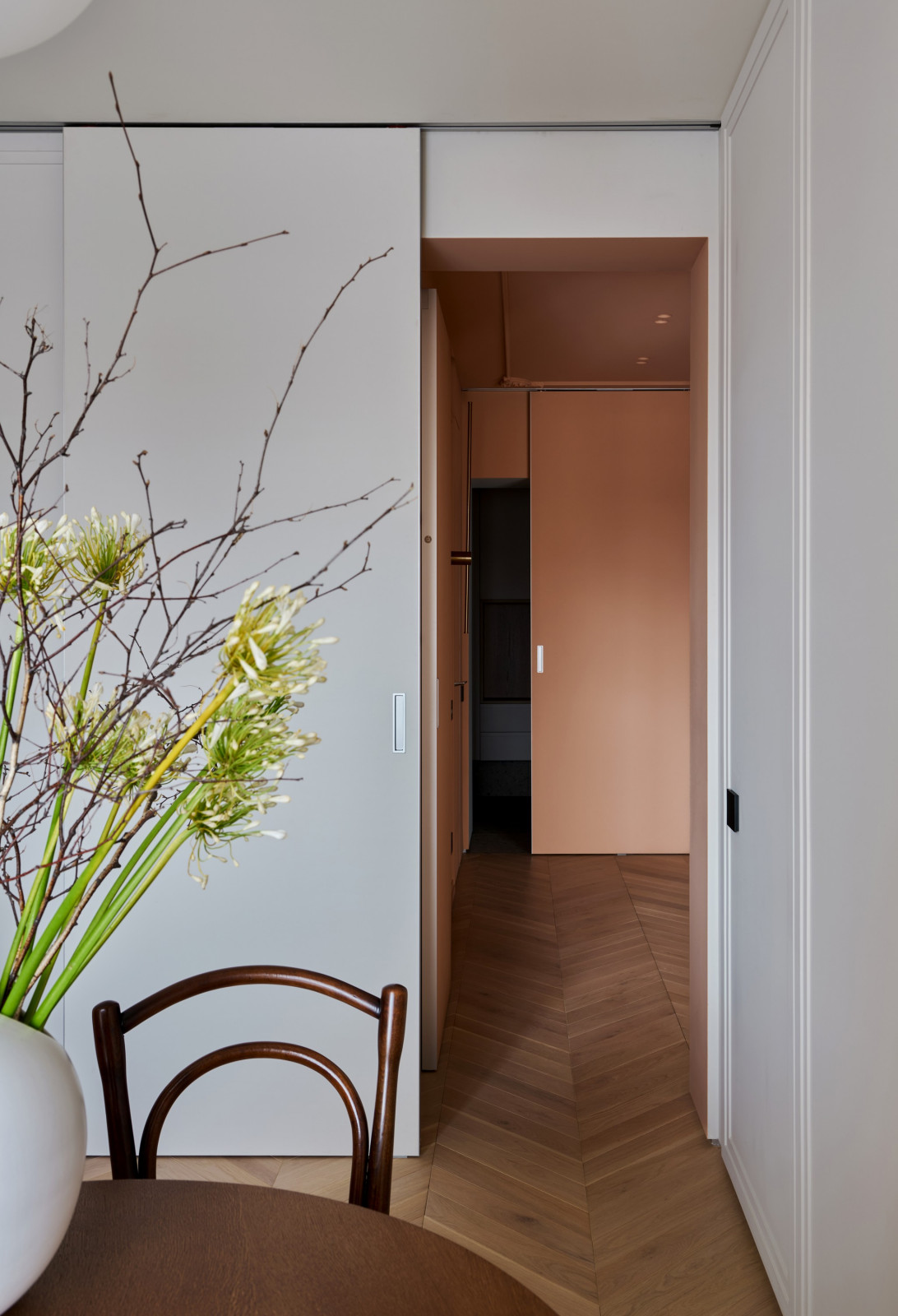 вид из кухню в прихожую