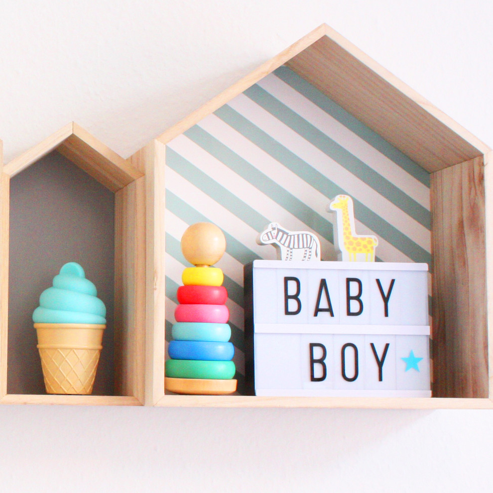 Babyzimmer mit weißer Wandfarbe, braunem Boden und dunklem Holzboden in Hamburg