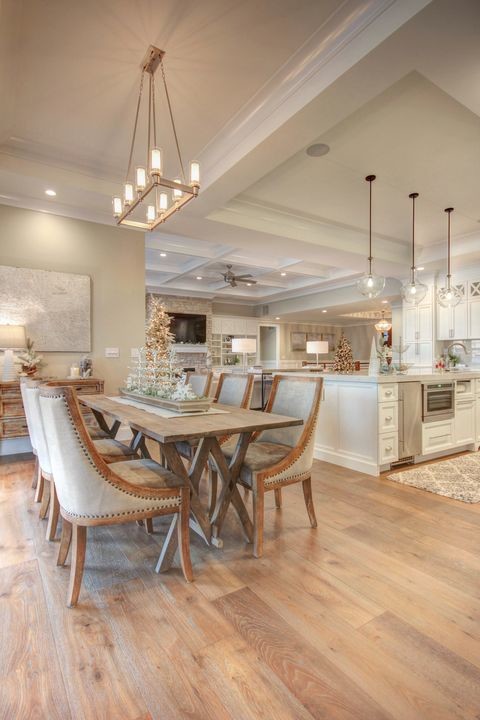 Inspiration for a transitional home design remodel in Chicago