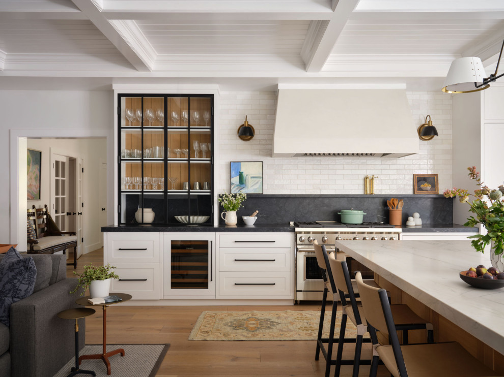 Example of a transitional home design design in San Francisco