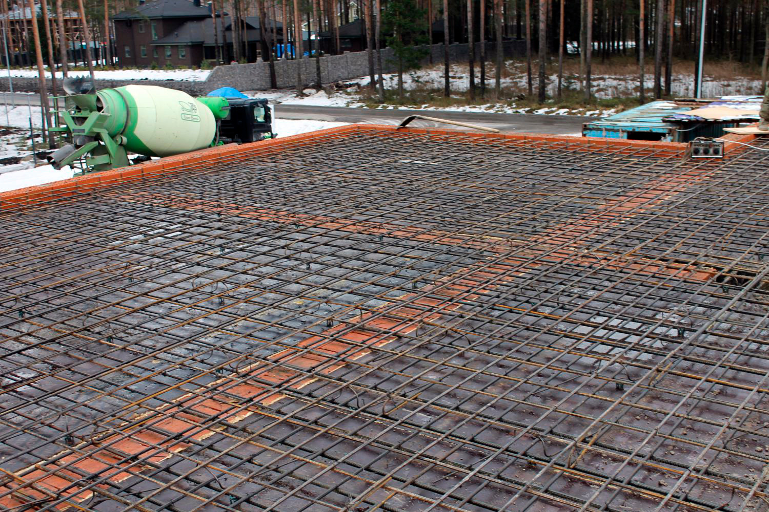 Дом из кирпича в "Охтинском парке"