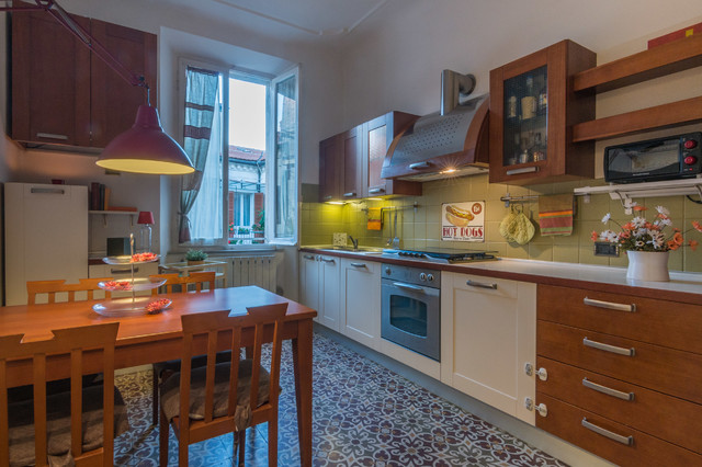 Appartamento in centro citta' transitional-kitchen