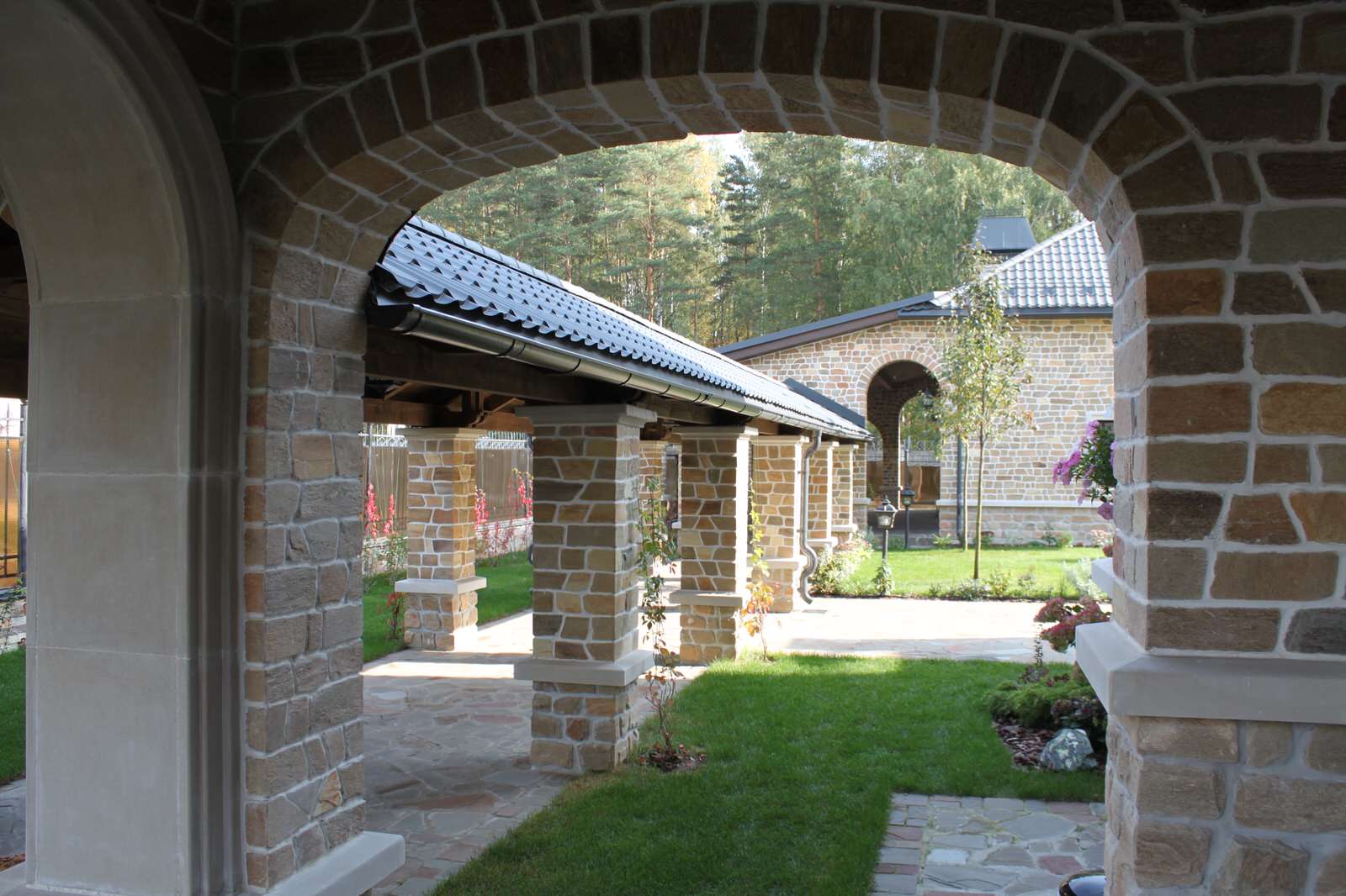 Вид на крытую галерею от Главного крыльца