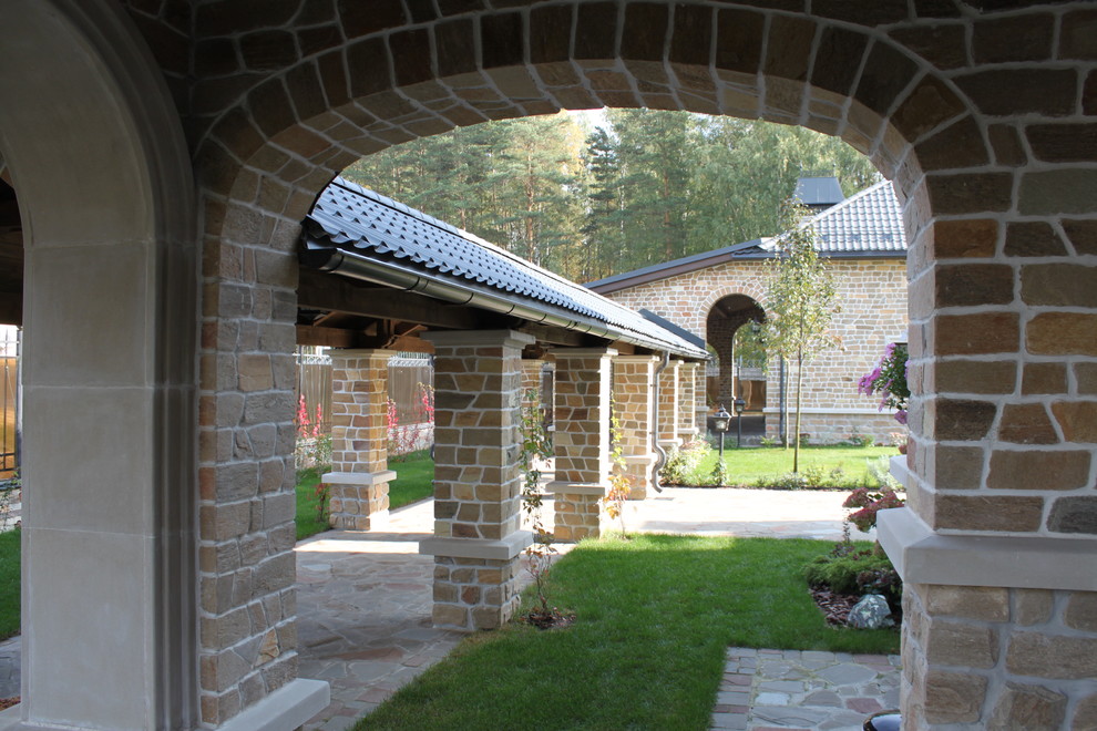 Вид на крытую галерею от Главного крыльца