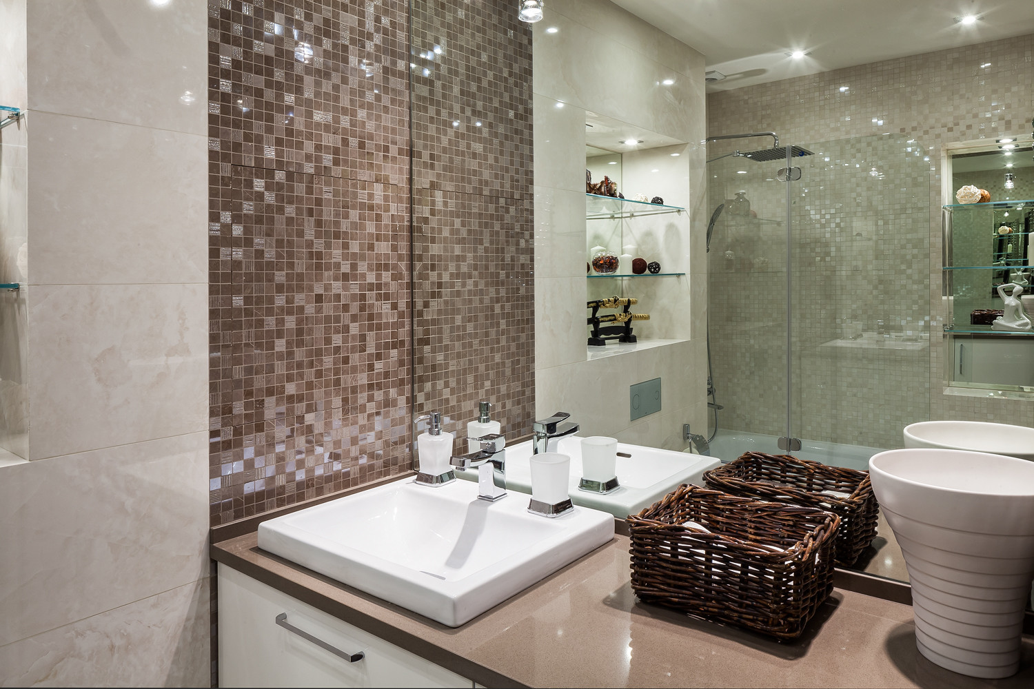 Дизайн интерьера, напольные покрытия, предметы интерьера и мебель из ценных поро