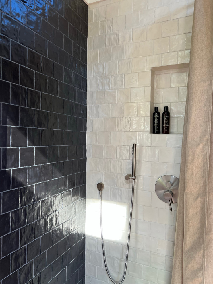 Exemple d'une salle de bain principale nature de taille moyenne avec une douche d'angle, un carrelage noir et blanc, des carreaux de béton, un sol noir, une cabine de douche avec un rideau, une niche et poutres apparentes.