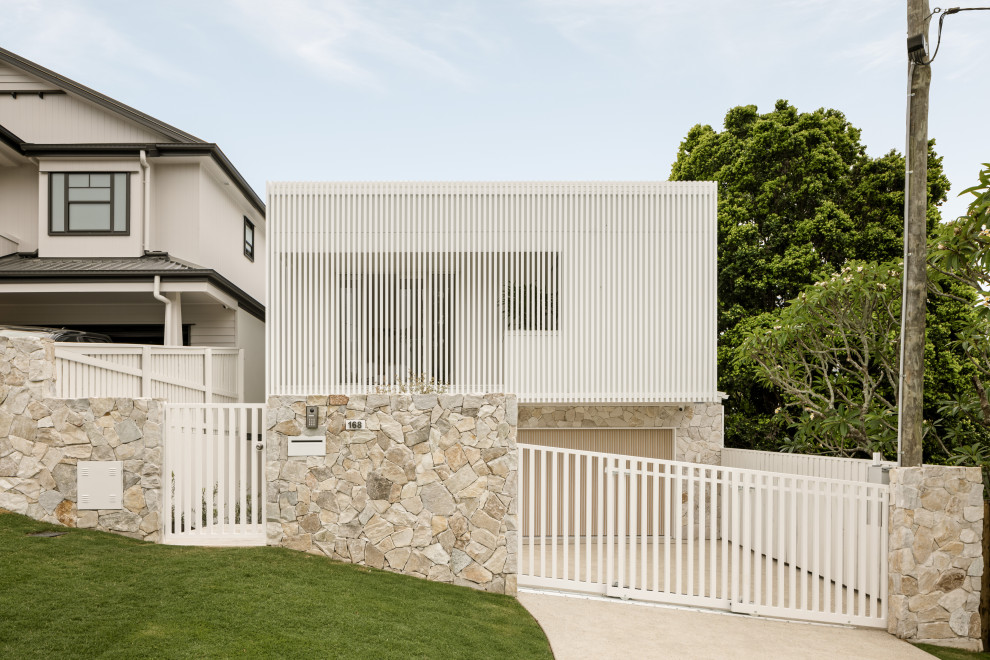Идея дизайна: двухэтажный, белый частный загородный дом в стиле модернизм с плоской крышей