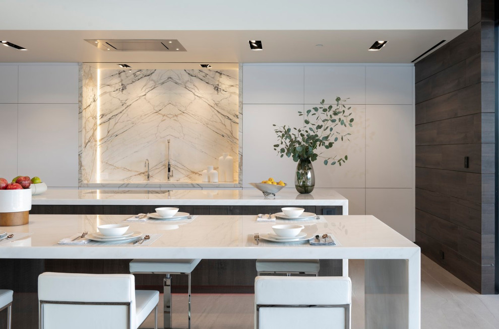 Aménagement d'une très grande salle à manger ouverte sur la cuisine moderne avec un mur blanc, un sol en carrelage de porcelaine, un sol blanc et un plafond décaissé.