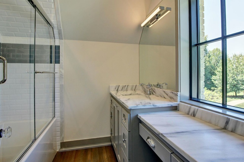 Klassisk inredning av ett stort badrum med dusch, med skåp i shakerstil, ett badkar i en alkov, en dusch/badkar-kombination, grå kakel, cementkakel, vita väggar, ett undermonterad handfat, marmorbänkskiva och grå skåp