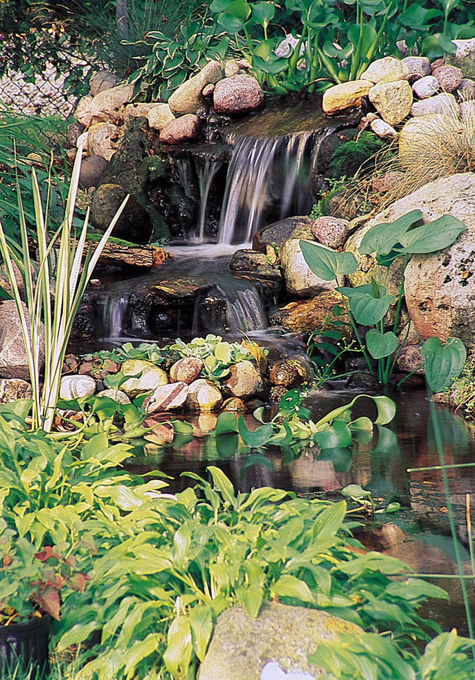 This is an example of a traditional garden in Los Angeles with a water feature.