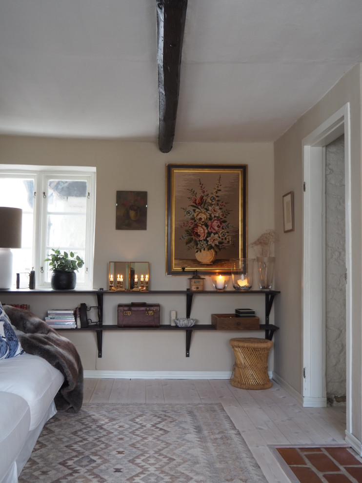 Idee per un piccolo soggiorno nordico chiuso con pareti beige, parquet chiaro, nessuna TV e pavimento beige