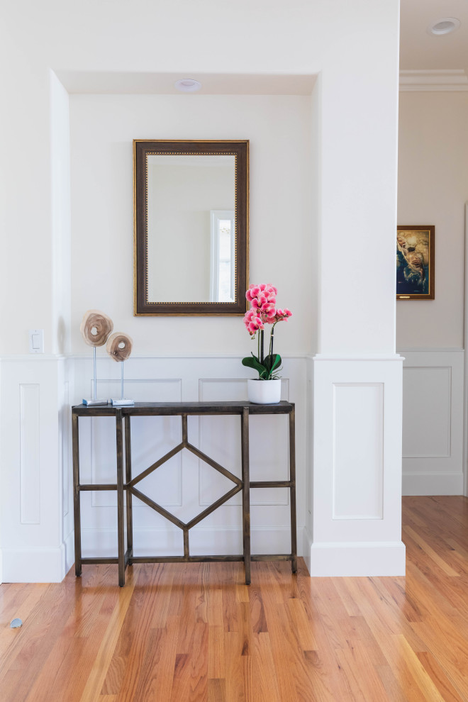 Transitional entryway photo in Orange County