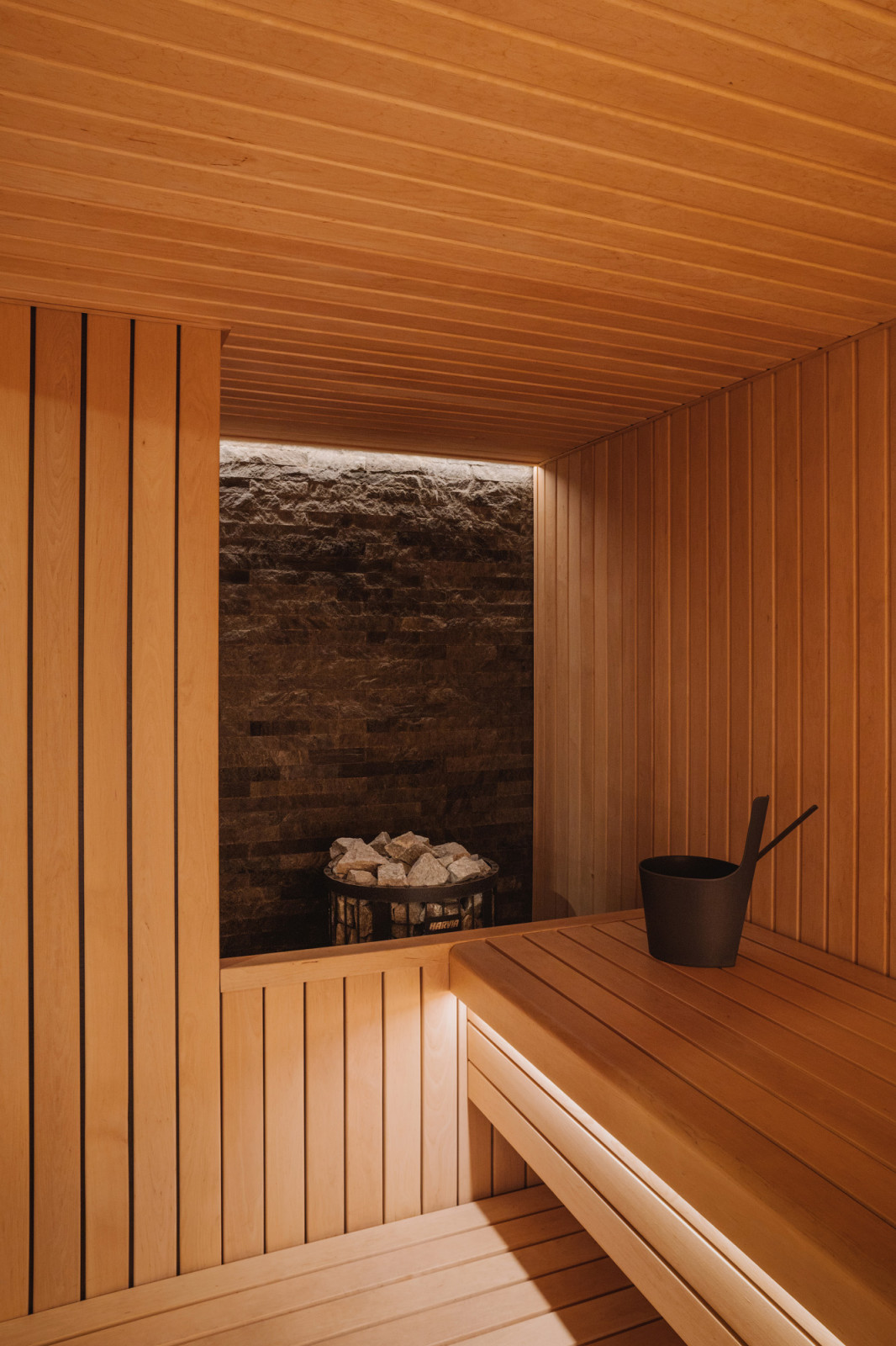 Материал за печью – талькохлорит «рваный камень».