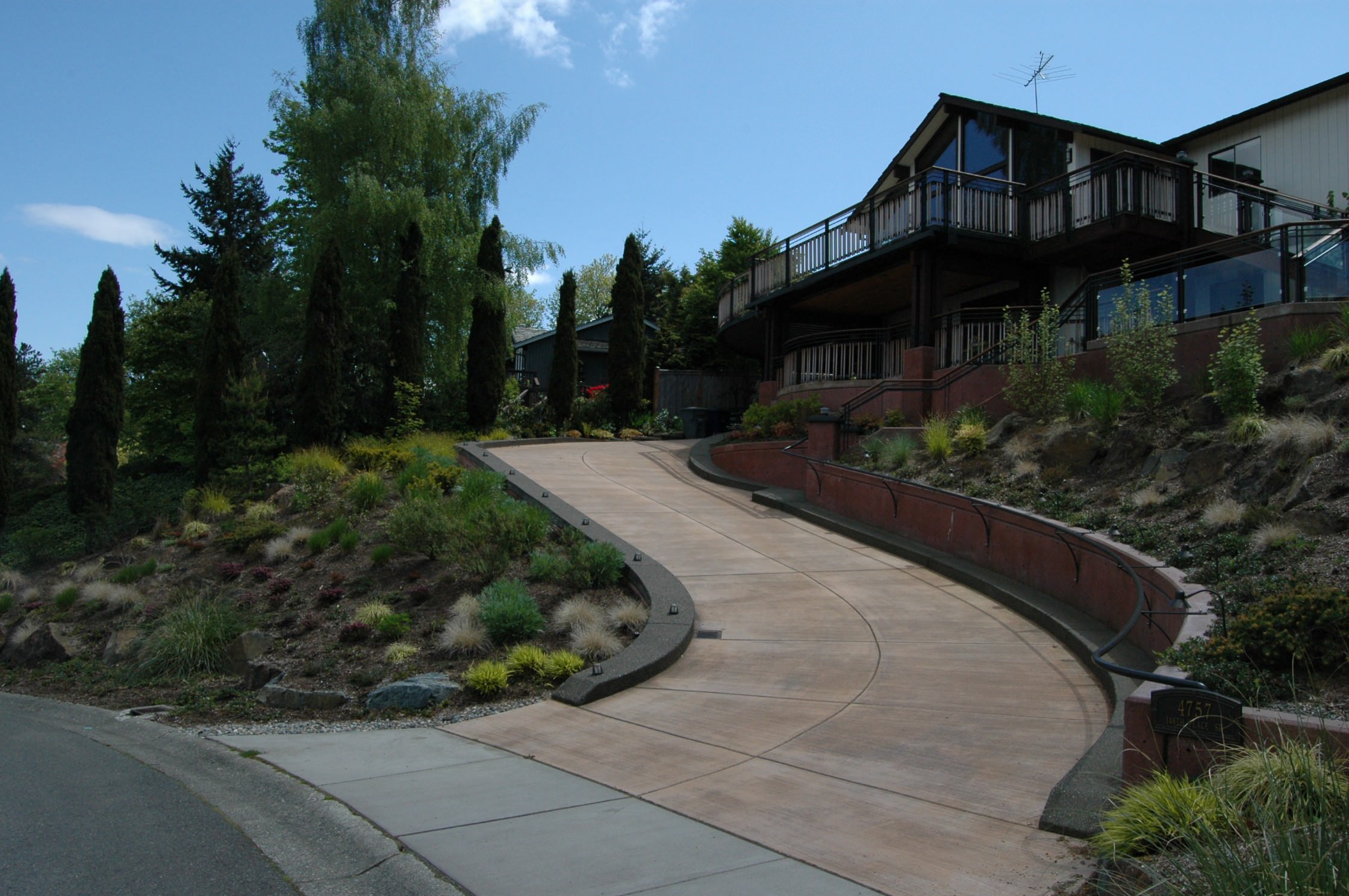 Curved driveway up to lower level garage and entry stairway
