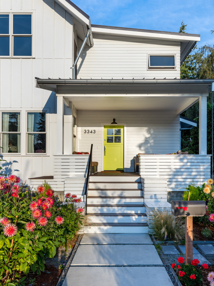 Großes, Dreistöckiges Landhaus Einfamilienhaus mit Mix-Fassade, weißer Fassadenfarbe, Satteldach, Blechdach, grauem Dach und Wandpaneelen in Seattle
