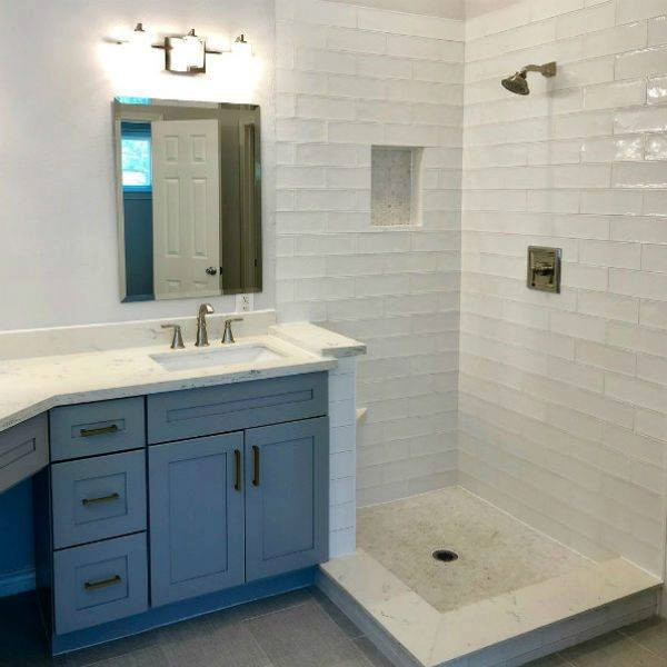 Стильный дизайн: маленькая главная ванная комната с фасадами в стиле шейкер, белыми фасадами, угловым душем, унитазом-моноблоком, белой плиткой, цементной плиткой, белыми стенами, полом из керамической плитки, консольной раковиной, мраморной столешницей, коричневым полом, открытым душем, белой столешницей, тумбой под одну раковину, встроенной тумбой и кессонным потолком для на участке и в саду - последний тренд