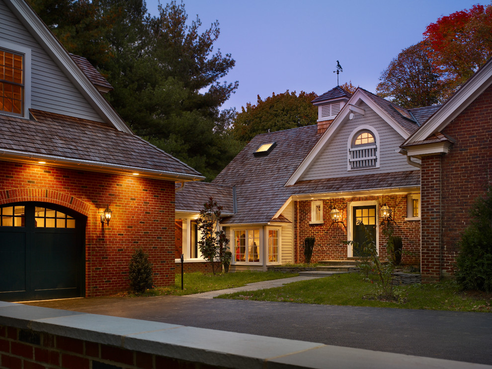 Design ideas for a traditional two-storey exterior in Philadelphia.