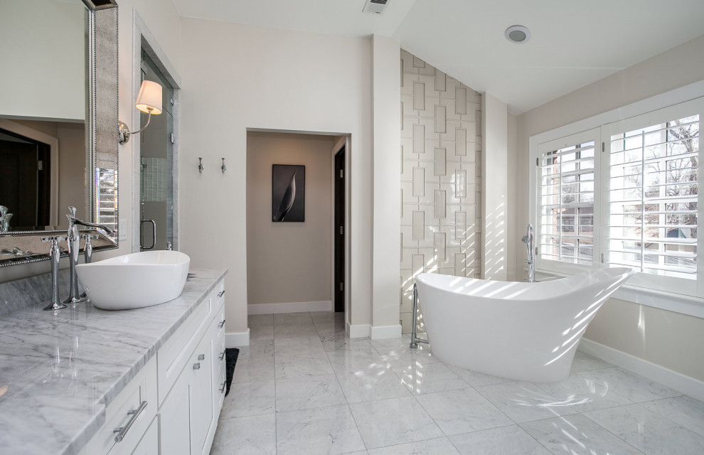 Réalisation d'une salle de bain principale tradition de taille moyenne avec un placard à porte shaker, des portes de placard blanches, un carrelage blanc, un mur blanc, un lavabo posé et un plan de toilette en granite.