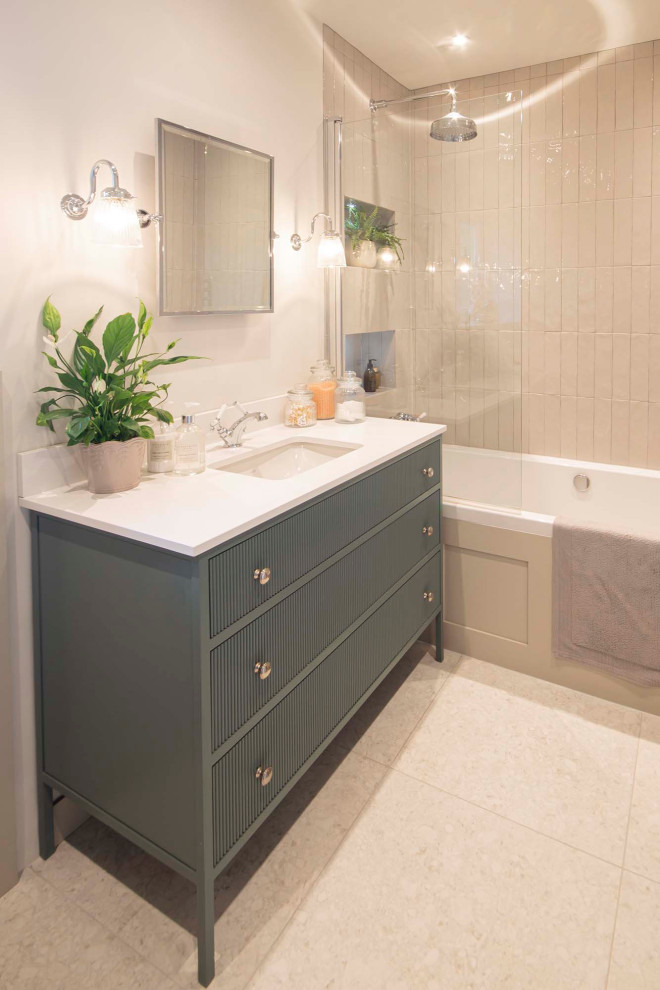 Idéer för mellanstora funkis vitt badrum, med gröna skåp, ett platsbyggt badkar, en dusch/badkar-kombination, porslinskakel och bänkskiva i kvarts