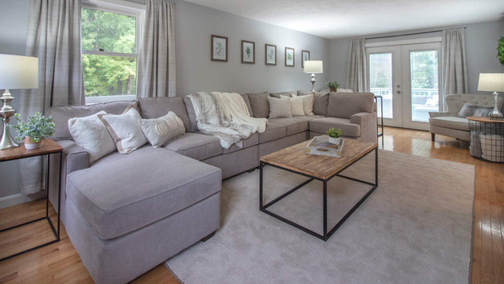 Example of a transitional home design design in Boston