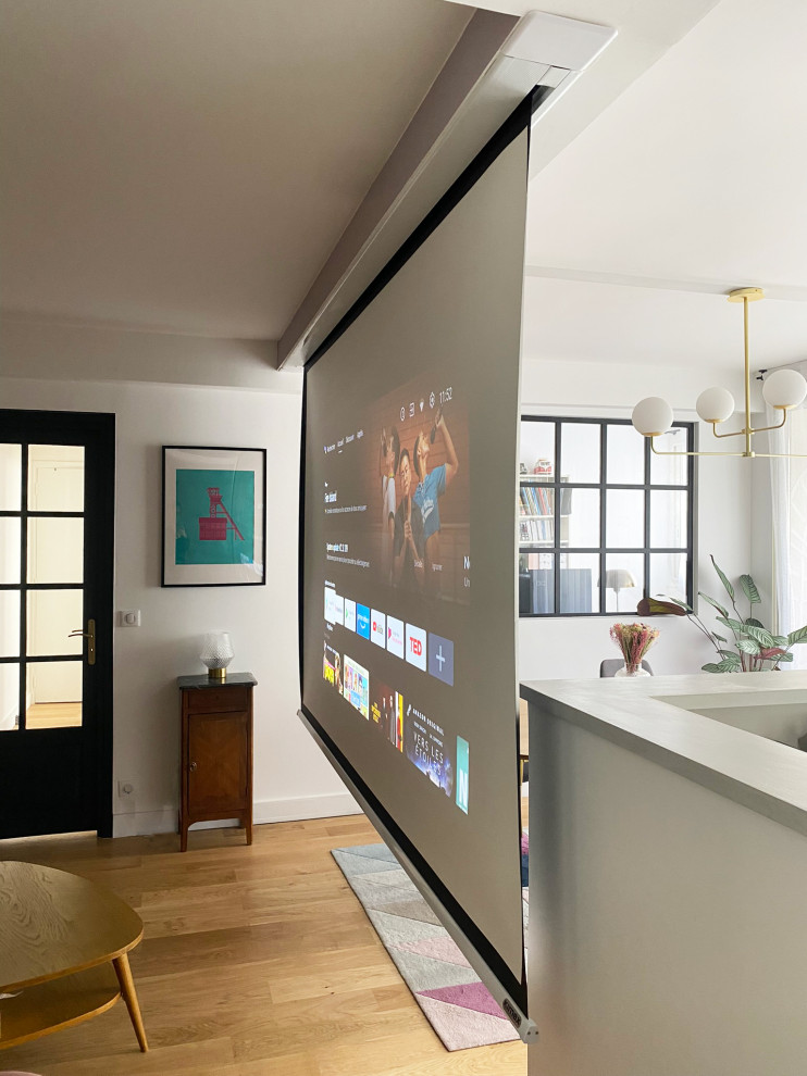 Bild på ett mellanstort eklektiskt allrum med öppen planlösning, med en hemmabar, vita väggar, ljust trägolv, en dold TV och brunt golv
