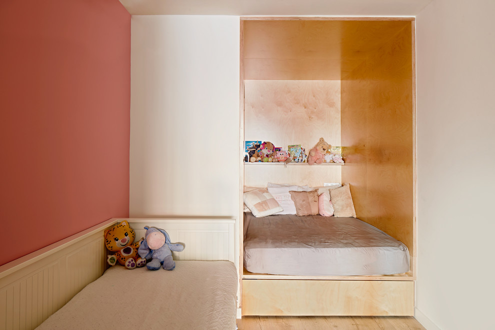 Small contemporary kids' room in Barcelona with multi-coloured walls and light hardwood floors for girls.
