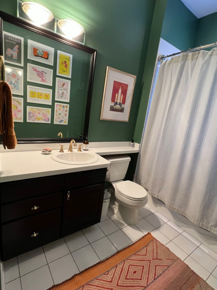 Immagine di una stanza da bagno boho chic di medie dimensioni con ante nere, pareti verdi, pavimento bianco e top bianco