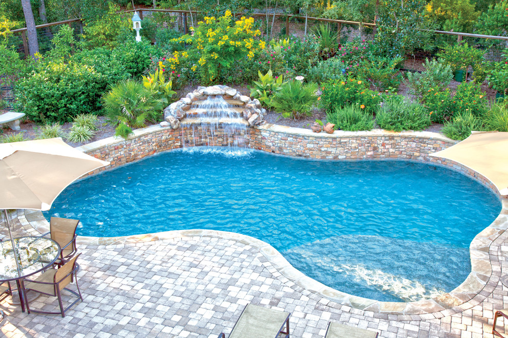 This is an example of a contemporary swimming pool in Charleston.