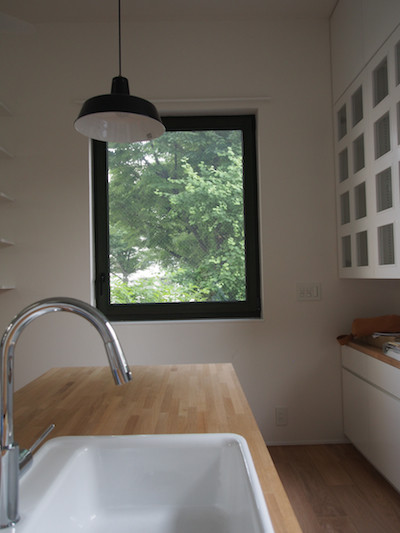 Photo of a small scandinavian single-wall eat-in kitchen in Tokyo with beaded inset cabinets, white cabinets, wood benchtops, subway tile splashback, medium hardwood floors, a peninsula, beige floor and beige benchtop.