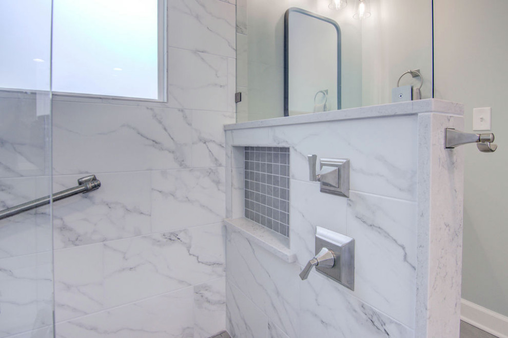 Пример оригинального дизайна: главная ванная комната в стиле неоклассика (современная классика)