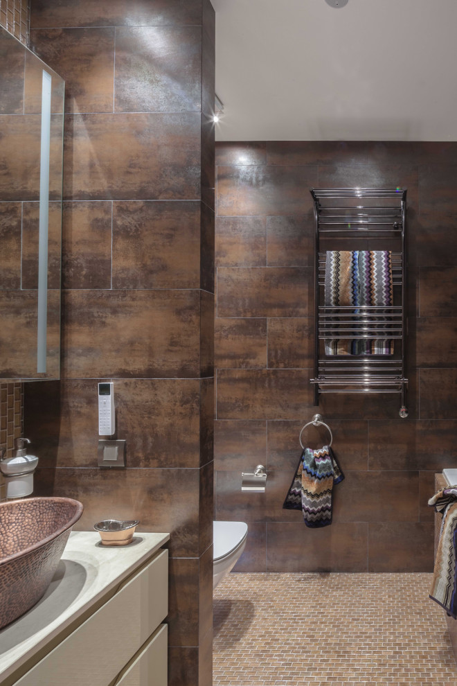 Идея дизайна: главная ванная комната среднего размера в стиле модернизм с плоскими фасадами, белыми фасадами, накладной ванной, душем над ванной, инсталляцией, красной плиткой, керамогранитной плиткой, разноцветными стенами, полом из мозаичной плитки, накладной раковиной, мраморной столешницей, разноцветным полом, открытым душем, бежевой столешницей, фартуком, тумбой под одну раковину и подвесной тумбой