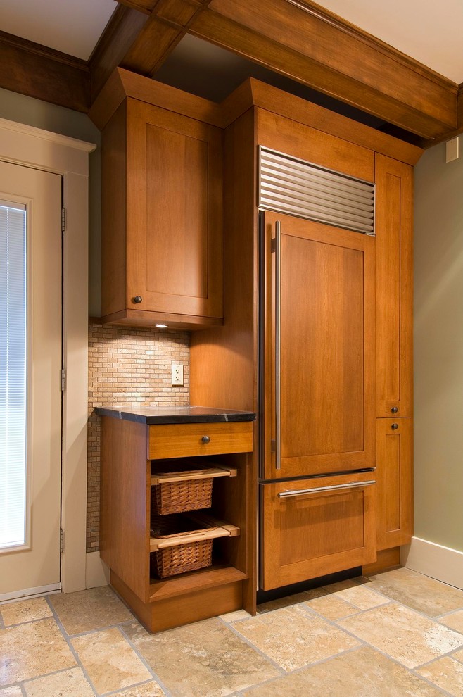 Transitional kitchen photo in Toronto